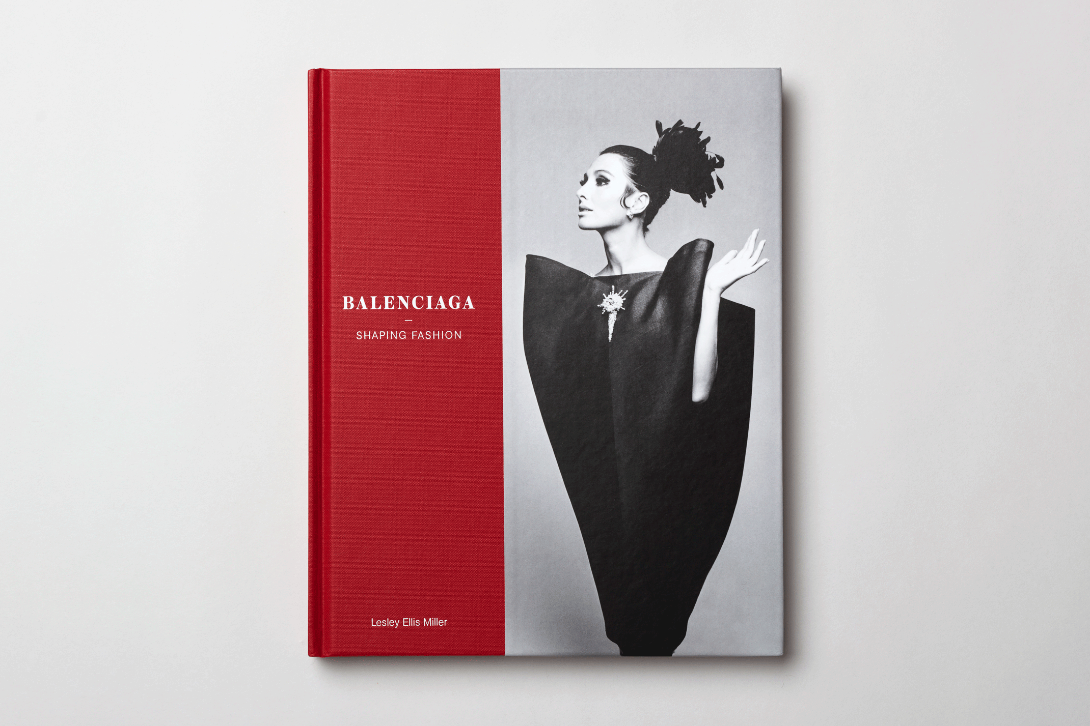 Красное черное книга отзывы. Кристобаль Баленсиага книга. Баленсиага Постер. Баленсиага обложка журнала. Little book of Balenciaga.